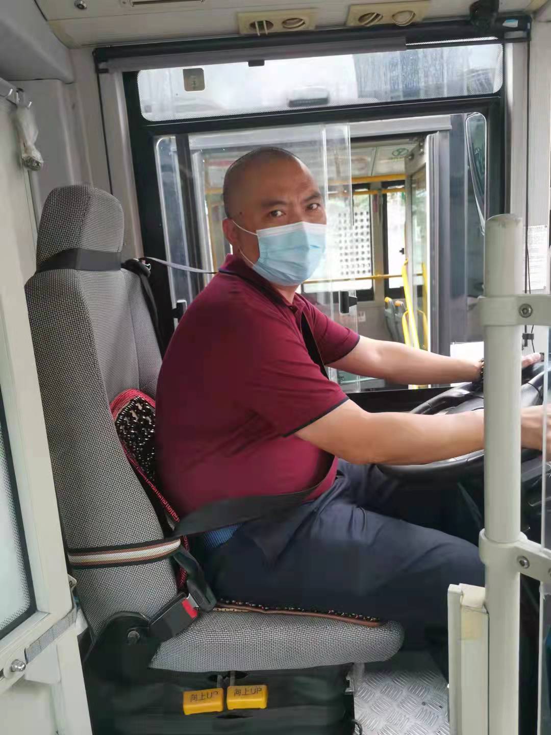 贊！路遇摩托車(chē)起火 宜賓公交好車(chē)長(zhǎng)90秒幫忙滅火